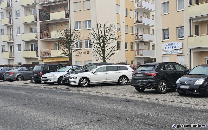 4/4 Rozbite auta na Jana Pawła II