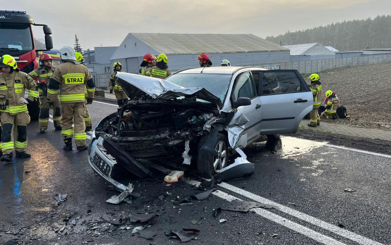 5/6 Czołówka forda i peugeota w Kłodawie