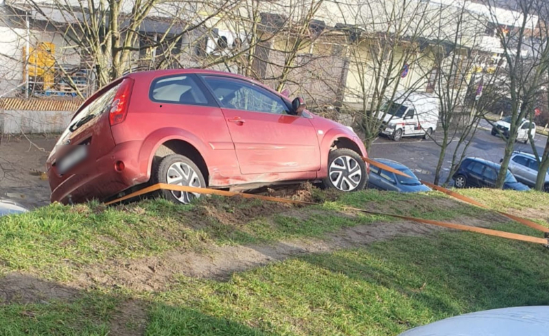 3/6 Ford zawisł na skarpie na Wyczółkowskiego