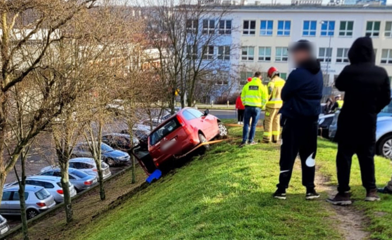 4/6 Ford zawisł na skarpie na Wyczółkowskiego