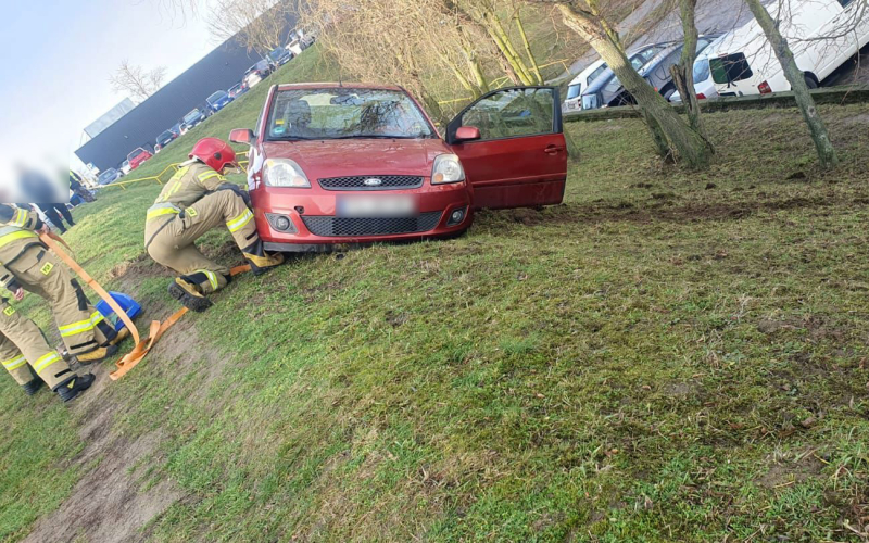 5/6 Ford zawisł na skarpie na Wyczółkowskiego