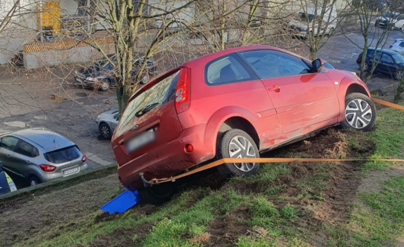 6/6 Ford zawisł na skarpie na Wyczółkowskiego