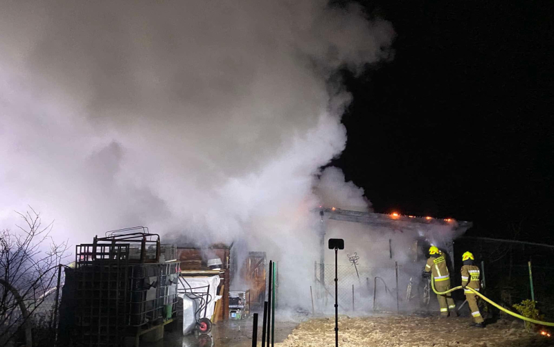 6/7 Pożar na terenie ogródków działkowych w Wojcieszycach