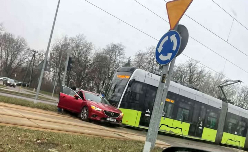 5/5 Zderzenie mazdy z tramwajem na rondzie Sopockim
