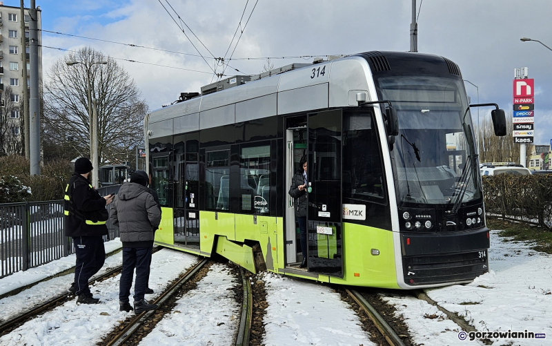 9/9 Wykolejony tramwaj na Pomorskiej w Gorzowie