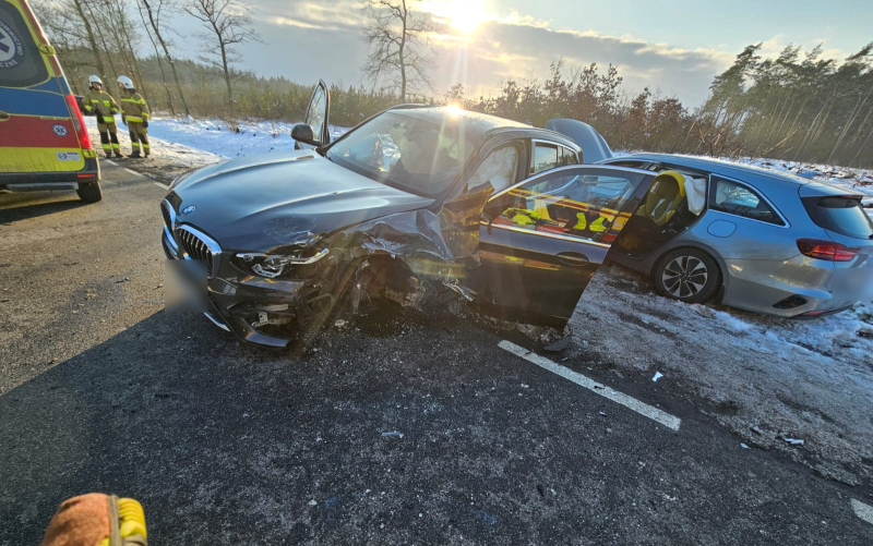6/12 Wypadek na DK22 w Prądocinie. Zderzenie BMW, toyoty i kii