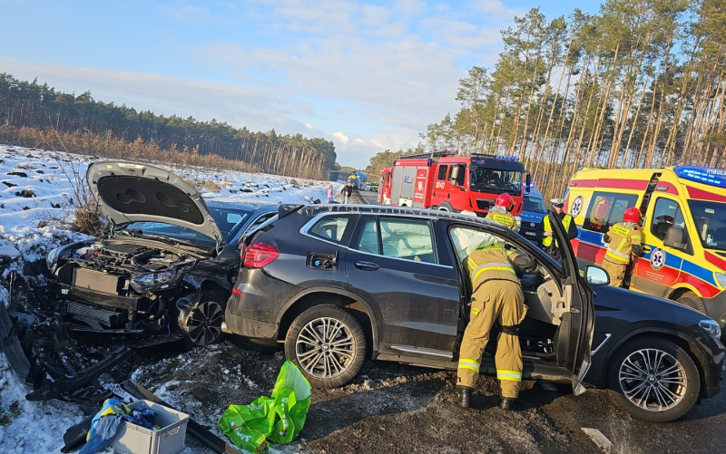 8/12 Wypadek na DK22 w Prądocinie. Zderzenie BMW, toyoty i kii