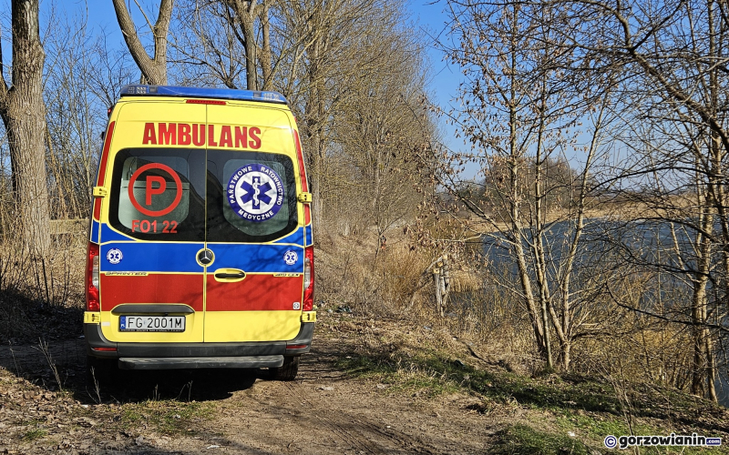 3/6 Pod mężczyzną łowiącym ryby załamał się lód