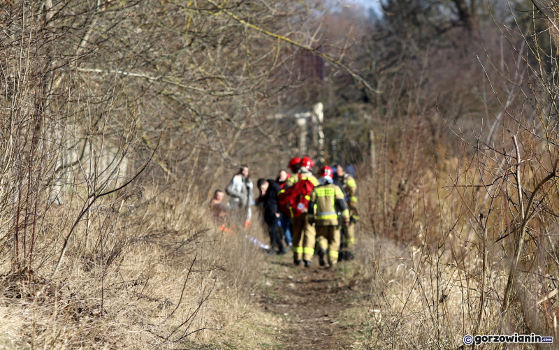 4/6 Pod mężczyzną łowiącym ryby załamał się lód