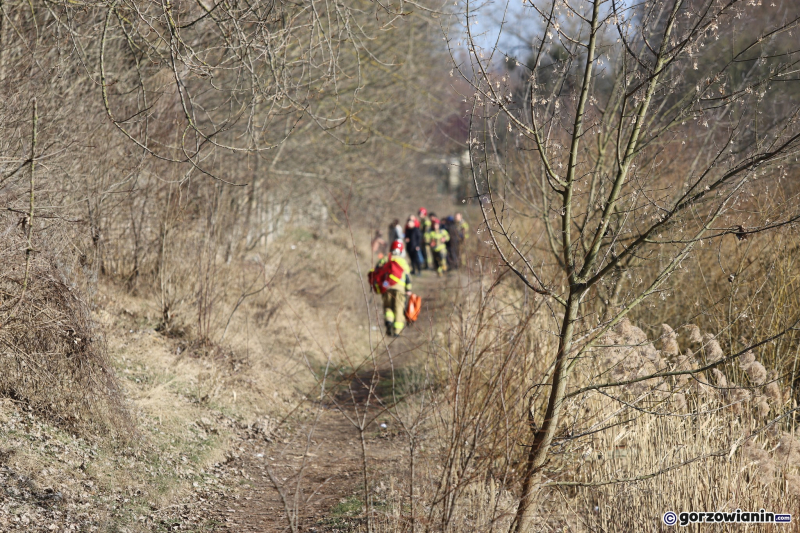 5/6 Pod mężczyzną łowiącym ryby załamał się lód