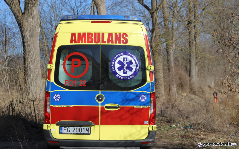 6/6 Pod mężczyzną łowiącym ryby załamał się lód