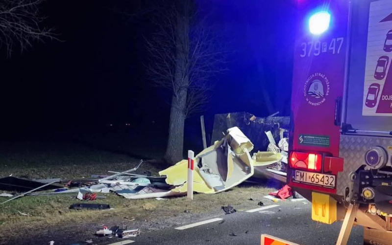 3/10 Zderzenie autobusu i busa na DK24. Nie żyje jedna osoba