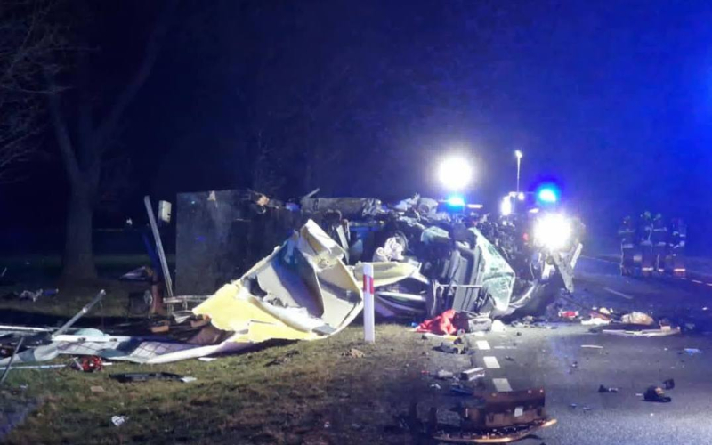 4/10 Zderzenie autobusu i busa na DK24. Nie żyje jedna osoba