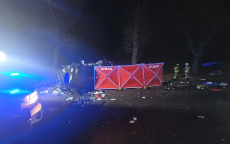 5/10 Zderzenie autobusu i busa na DK24. Nie żyje jedna osoba