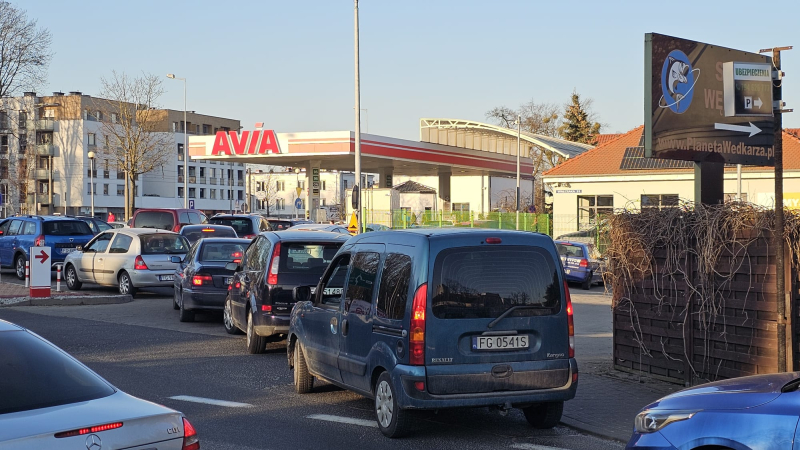 6/8 Zakorkowane drogi dojazdowe do stacji paliw w Gorzowie