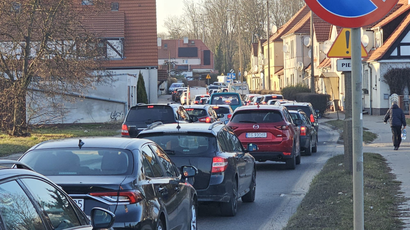 7/8 Zakorkowane drogi dojazdowe do stacji paliw w Gorzowie