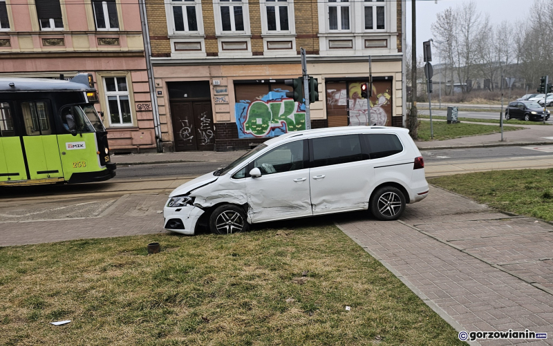 3/8 Zderzenie volkswagena z seatem na skrzyżowaniu ul. Sikorskiego i Jancarza