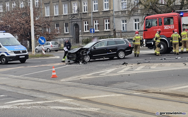4/8 Zderzenie volkswagena z seatem na skrzyżowaniu ul. Sikorskiego i Jancarza