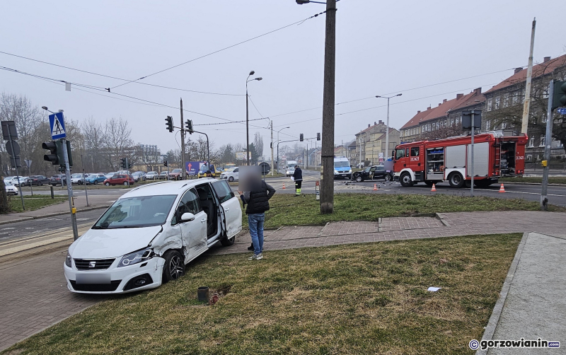 5/8 Zderzenie volkswagena z seatem na skrzyżowaniu ul. Sikorskiego i Jancarza
