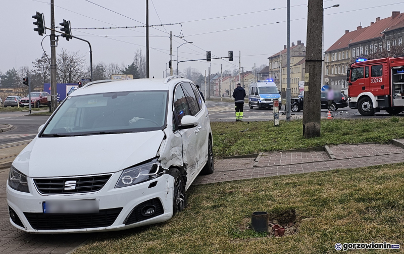 6/8 Zderzenie volkswagena z seatem na skrzyżowaniu ul. Sikorskiego i Jancarza