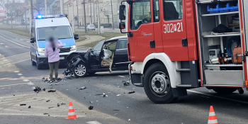 Zderzenie volkswagena z seatem na skrzyżowaniu ul. Sikorskiego i Jancarza