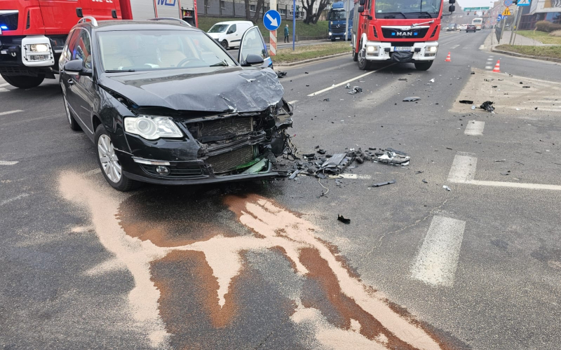 8/8 Zderzenie volkswagena z seatem na skrzyżowaniu ul. Sikorskiego i Jancarza