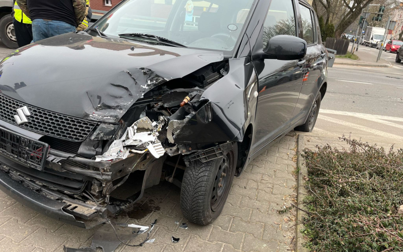 3/4 Dwie kolizje na rondzie Santockim