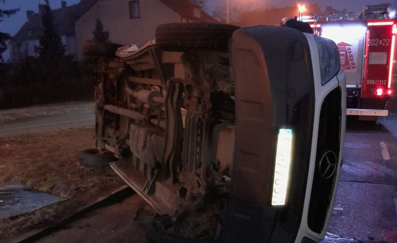 3/5 Zderzenie forda i busa na rondzie Wyszyńskiego