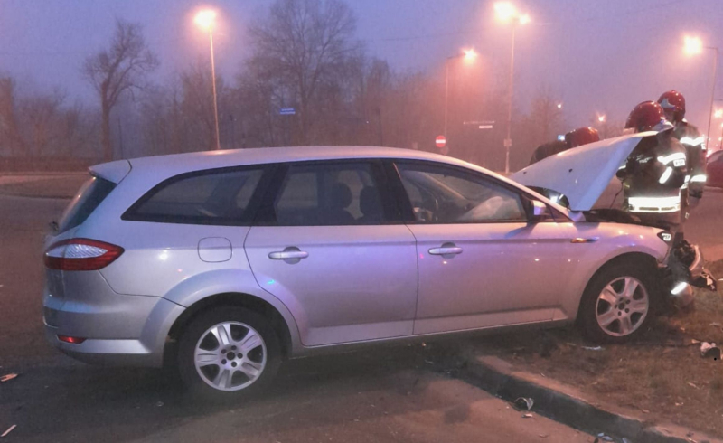 4/5 Zderzenie forda i busa na rondzie Wyszyńskiego