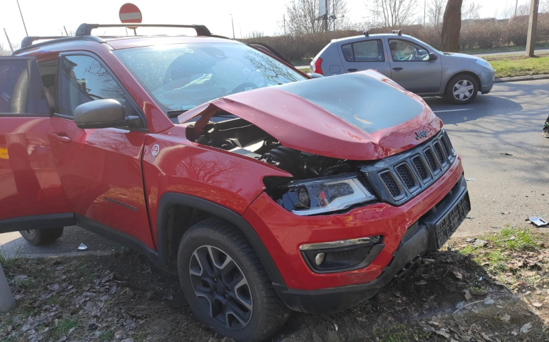 3/9 Wypadek na Al. 11 Listopada. Zderzenie nissana i jeepa