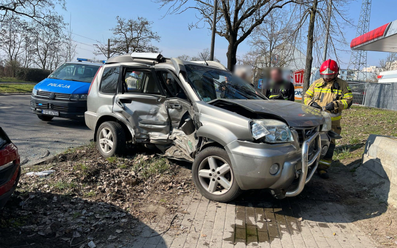 4/9 Wypadek na Al. 11 Listopada. Zderzenie nissana i jeepa