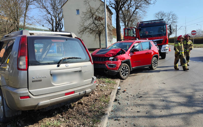 5/9 Wypadek na Al. 11 Listopada. Zderzenie nissana i jeepa