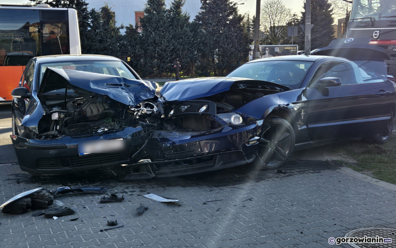 6/7 Zderzenie mustanga i volkswagena przy ul. Kobylogórskiej