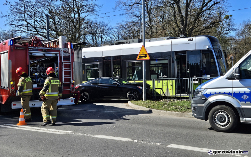 7/8 Zderzenie hyundaia z tramwajem na Walczaka