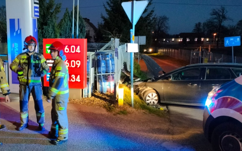 3/4 Kierująca fordem wjechała w ogrodzenie stacji paliw w Bogdańcu