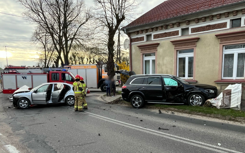 3/6 Wypadek w Wawrowie. Zderzenie seata i mercedesa
