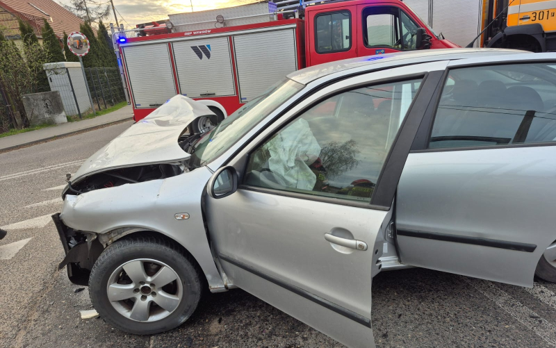 4/6 Wypadek w Wawrowie. Zderzenie seata i mercedesa
