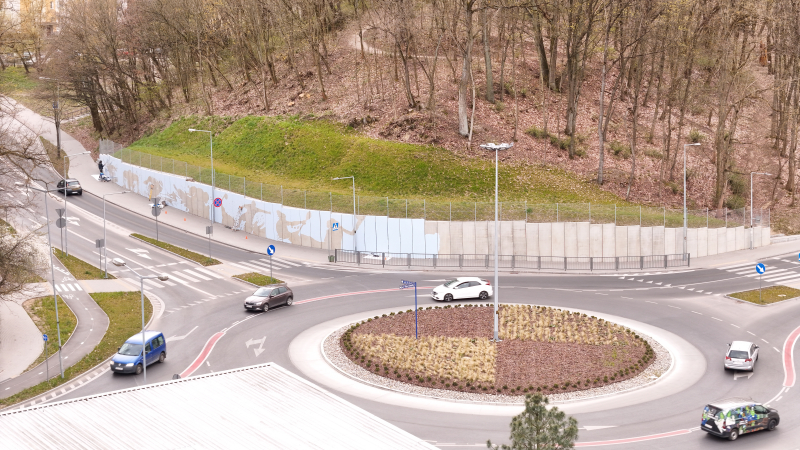 11/12 Na rondzie koło Słowianki powstaje mural