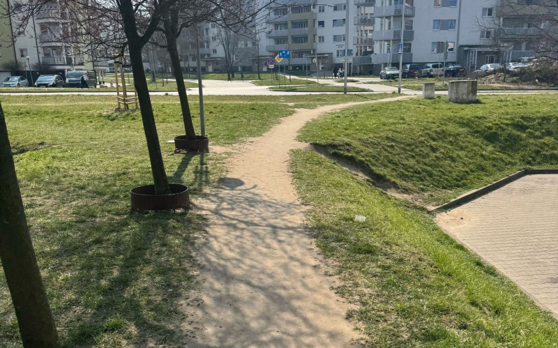 4/8 Dzikie schody i wydeptana ścieżka do Vendo Parku