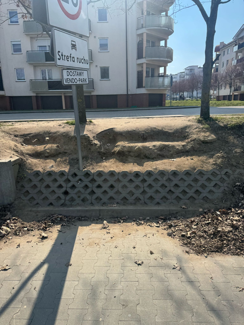 8/8 Dzikie schody i wydeptana ścieżka do Vendo Parku