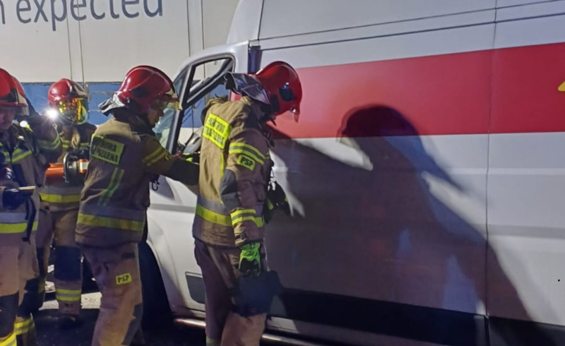 4/6 Zderzenie busa z ciężarówką na S3