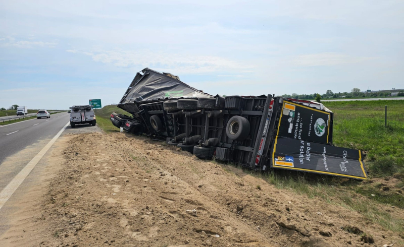 3/4 Ciężarówka wjechała do rowu na S3