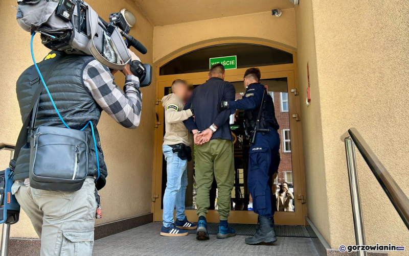 4/5 Doprowadzenie kierowcy i pasażera peugeota do prokuratury