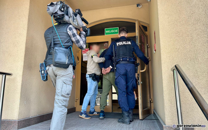 5/5 Doprowadzenie kierowcy i pasażera peugeota do prokuratury