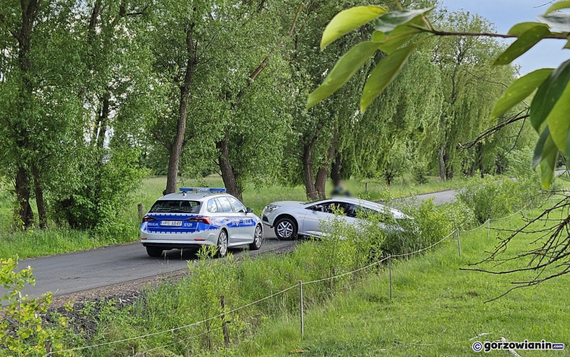 3/4 Kierująca renault wjechała do rowu na Podgórnej