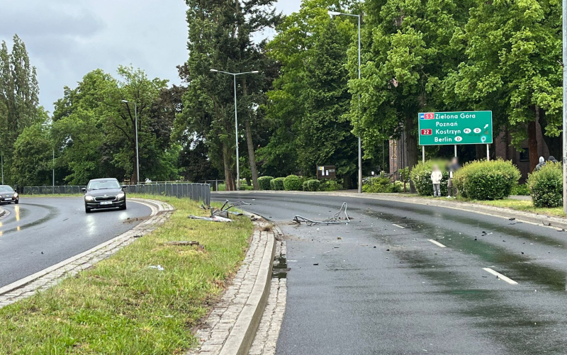 3/5 Pijany kierowca przebił bariery i uderzył w latarnię przy ul. Grobla