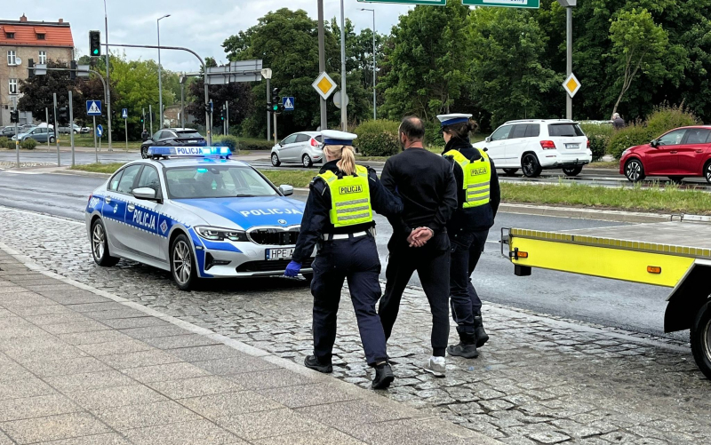 4/5 Pijany kierowca przebił bariery i uderzył w latarnię przy ul. Grobla