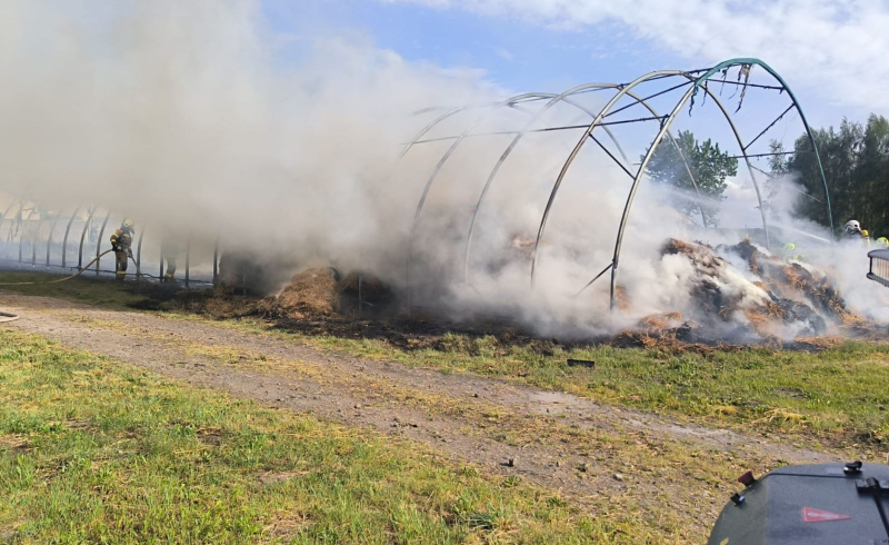 3/6 Pożar hali magazynowej ze słomą w Deszcznie