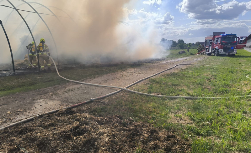4/6 Pożar hali magazynowej ze słomą w Deszcznie