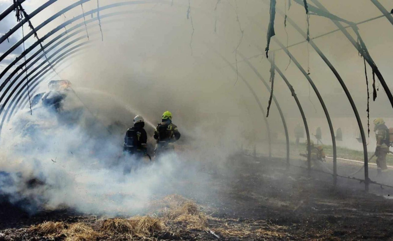 5/6 Pożar hali magazynowej ze słomą w Deszcznie